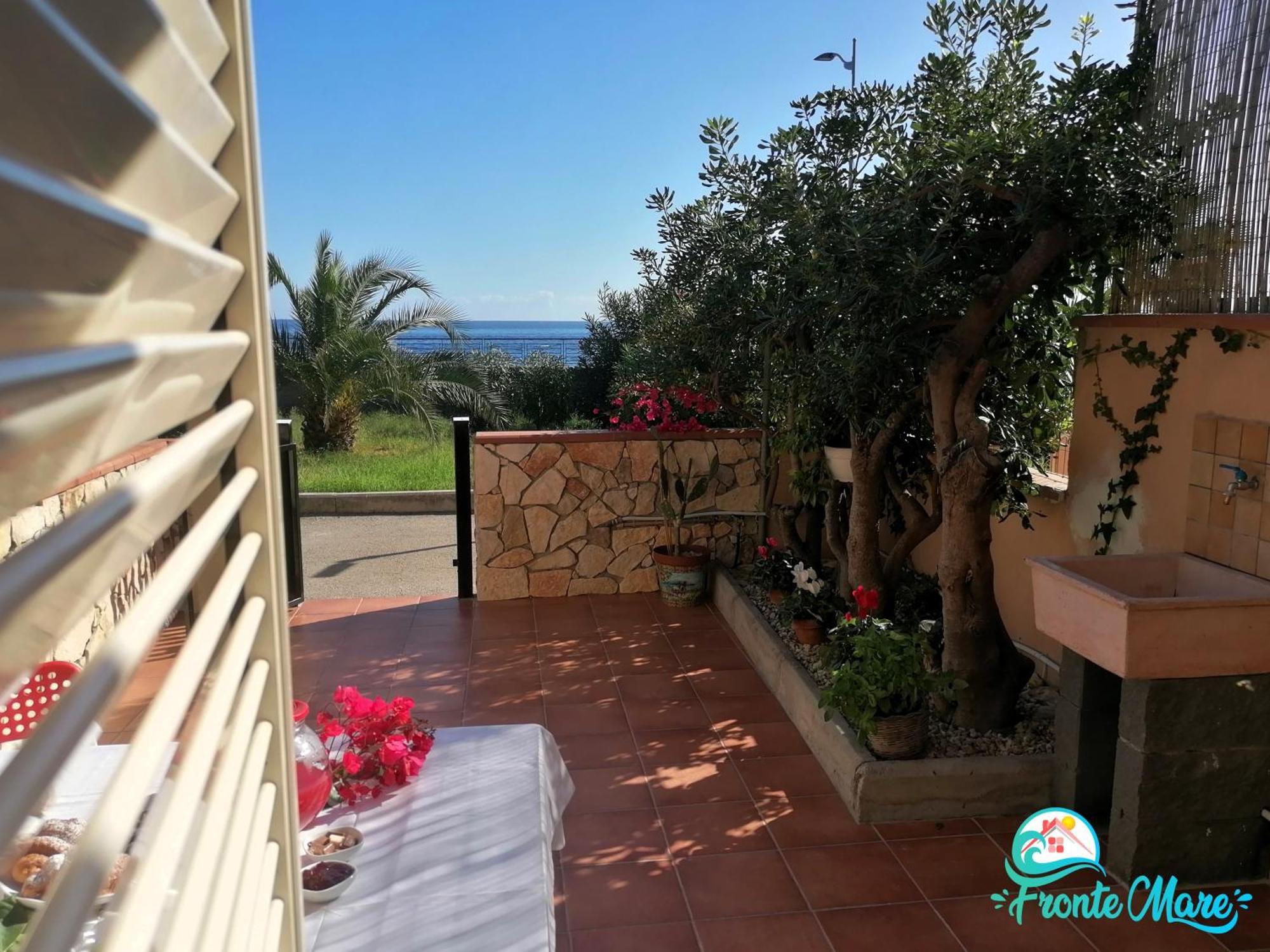 Casa Fronte Mare Santa Teresa Di Riva Exterior foto